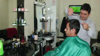 Eski günlerini mumla arıyorlar! Bursa’da berberler kan ağlıyor