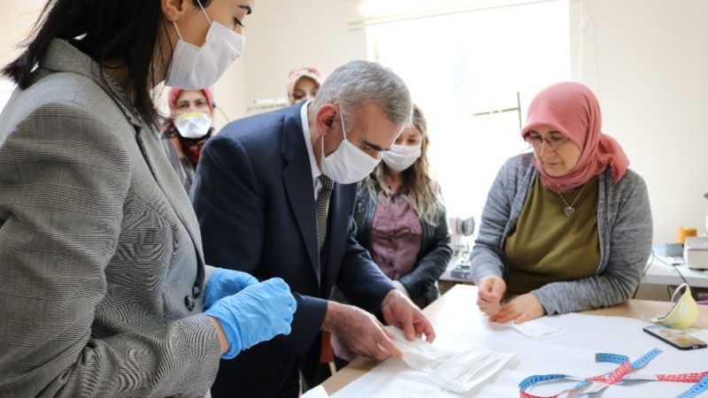 Bursa’nın bu ilçesinde kimse maskesiz kalmayacak Bursa’nın Keles ilçesinde Halk Eğitim Merkezi’nde maske üretim çalışmaları başladı.