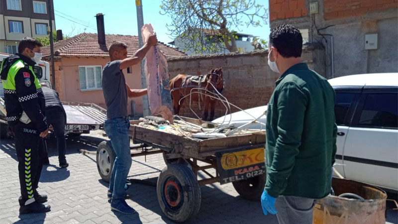 Yasağa uymayınca cezayı yedi Türkiye genelinde sokağa çıkma kısıtlamasının uygulanmaya başlanmasıyla birlikte Mustafakemalpaşa ilçesinde