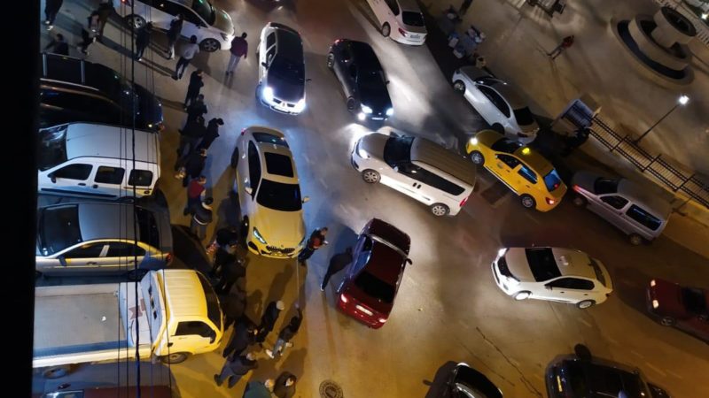 Türkiye sokağa döküldü… Kuyrukta kavga çıktı… Sokağa çıkma yasağı kararı sonrası vatandaşlar market ve fırınların önünde