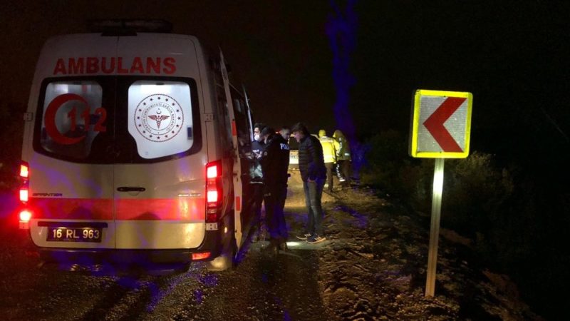 Bursa’da can pazarı! Kontrolden çıktı.. 30 metre şarampole uçtu Orhangazi’de Kale yolunda seyir halinde olan otomobil virajda kontrolden çıkarak