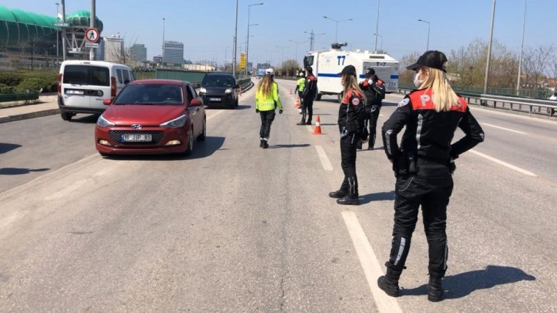 Koronavirüs salgınıyla mücadele kapsamında 30 büyükşehir ve Zonguldak'ta uygulanan sokağa
