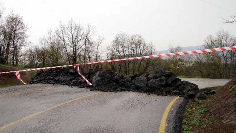 Jandarma yolu kayalarla kapattı