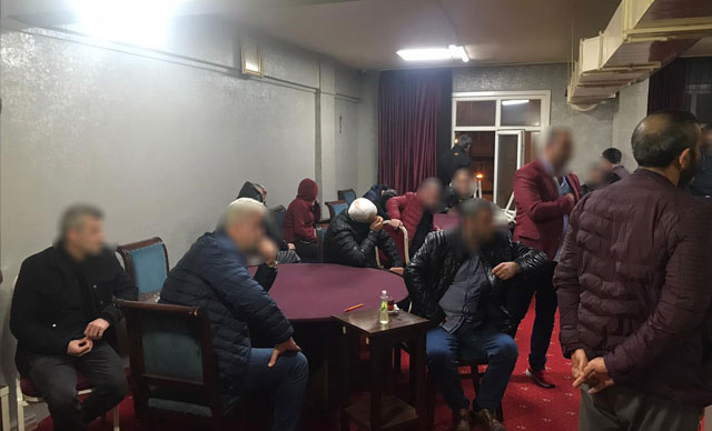 Yasağa uymayan kahvehaneye baskın: Çok sayıda gözaltı