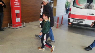 Evde olması gereken çocuk sokakta oynayınca duvardan düşüp yaralandı…