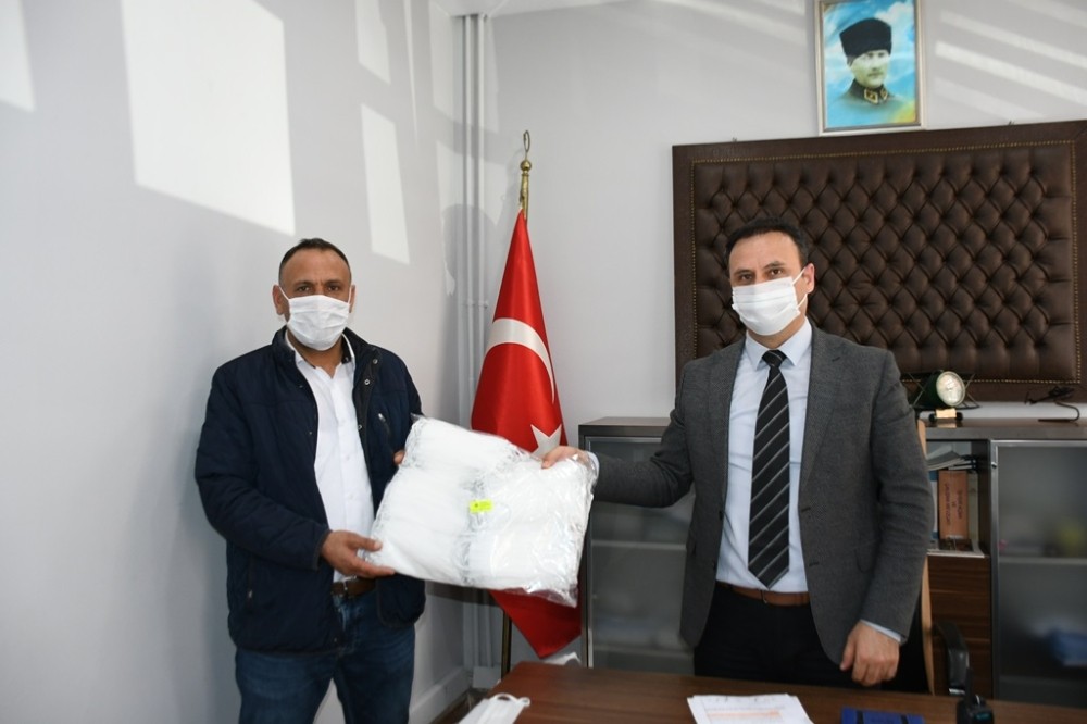 Bursa’da halk otobüslerinde maske dağıtımı başladı