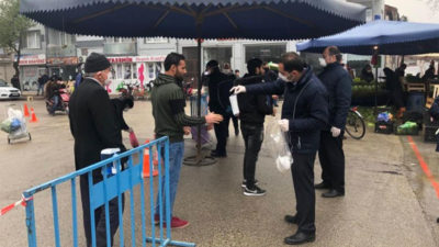 İnegöl Belediyesi pazarlarda maske dağıtımına başladı
