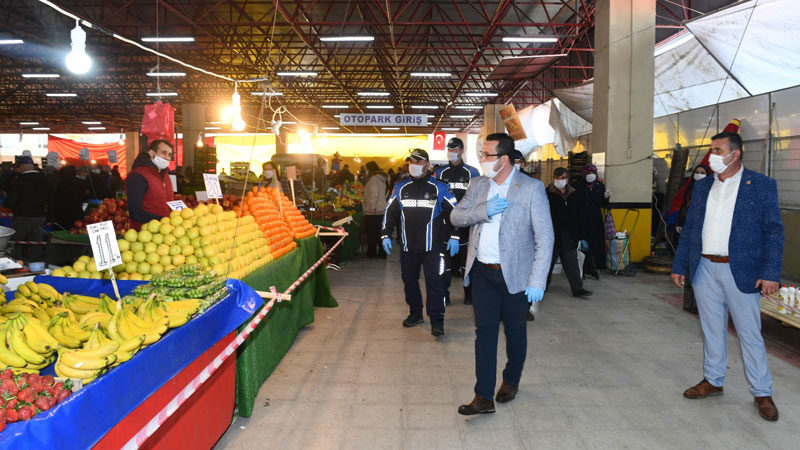 Başkan Kanar’dan pazar yerinde sosyal mesafe denetimi Mustafakemalpaşa Belediye Başkanı Mehmet Kanar, koronavirüs nedeniyle Kapalı Pazaryerinde alınan