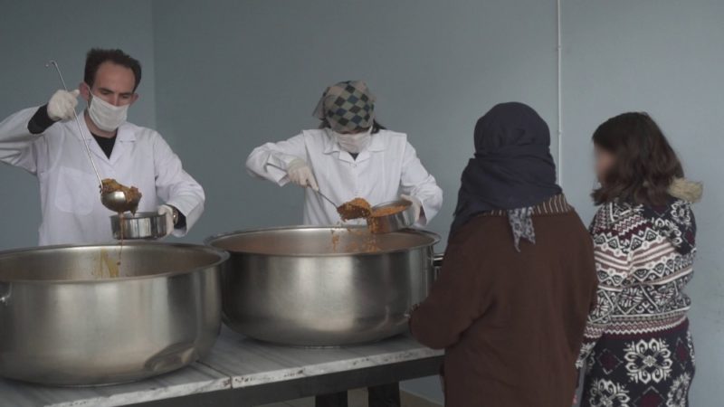 Kestel’de sofralardan sıcak yemek eksik olmuyor Kestel Belediyesi, ihtiyaç sahibi ailelerin iftar sofralarından sıcak yemeği eksik