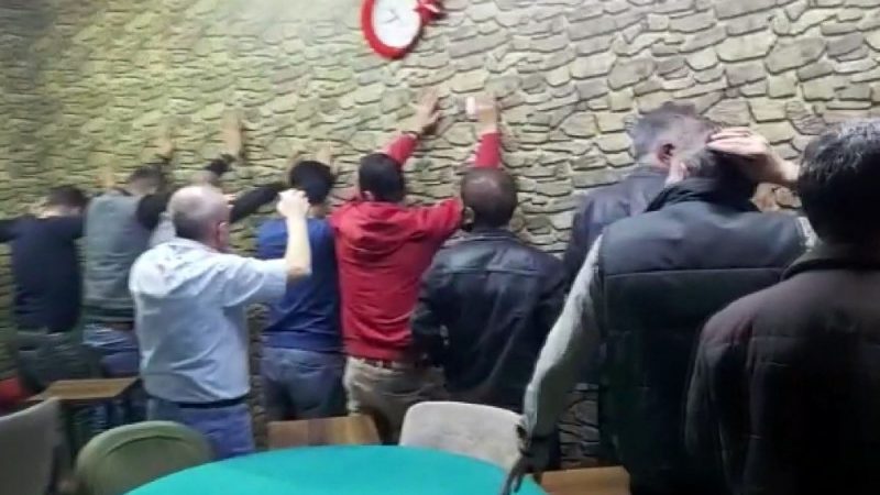 Bursa’da polis ekipleri 2 kumarhaneye baskın düzenledi. Bir kumarhanede bir