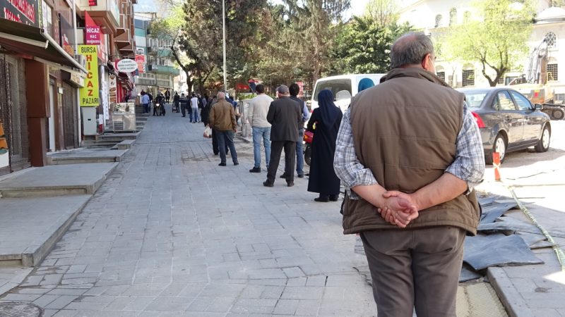 Bu görüntüler Bursa’dan… Almak için kuyruk oluşturdular… Bursa'da hafta sonu uygulanacak sokağa çıkma yasağı öncesi vatandaşlar yüzlerce
