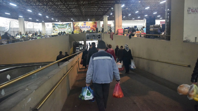 Zabıtadan pazaryerinde yaşlı ve çocuk denetimi Mustafakemalpaşa Belediyesi Zabıta Müdürlüğüne bağlı ekipler semt pazarı önünde korona