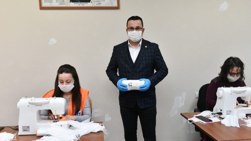 Mustafakemalpaşa Belediyesi ilk etapta 20 bin maske üretip ücretsiz dağıtacak Mustafakemalpaşa Belediyesi, kendi bünyesinde oluşturduğu ekiplerle ilk etapta 20 bin