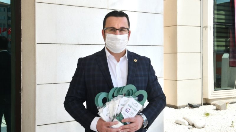 Mustafakemalpaşa Belediyesi kapı kapı dolaşıp ücretsiz maske dağıtıyor Mustafakemalpaşa Belediyesi, kendi atölyelerinde kendi imkanlarıyla ürettiği maskeleri kapı kapı