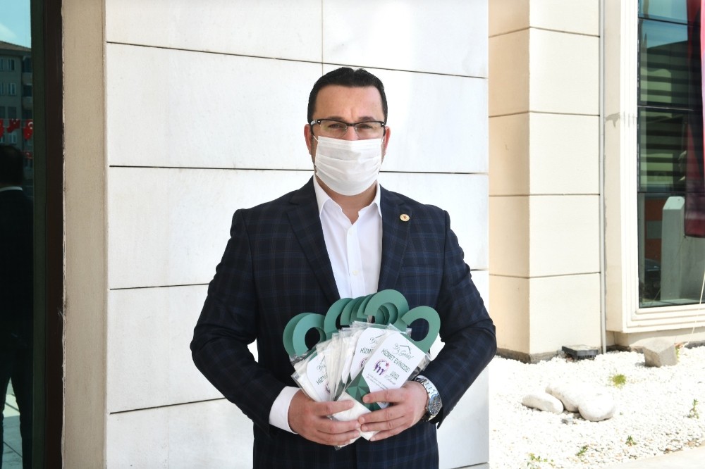 Mustafakemalpaşa Belediyesi kapı kapı dolaşıp ücretsiz maske dağıtıyor