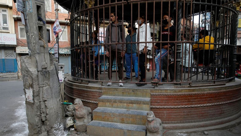 Koronavirüs yasağına uymayanları kafese koydular