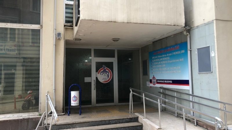 Korona testi pozitif çıkınca… Bursa’da belediye binası karantinaya alındı Orhangazi Belediyesi girişinde bulunan danışmalardaki bir görevli personelin koronavirüs testlerinin