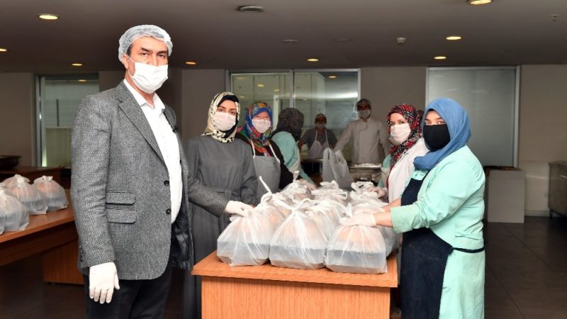 Osmangazi Belediyesi, ihtiyaç sahibi tüm vatandaşlar için hazırladığı sıcak yemek