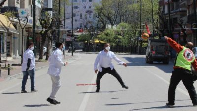 Bu görüntüler Bursa’nın en işlek caddesinden! Canları sıkılınca voleybol oynadılar