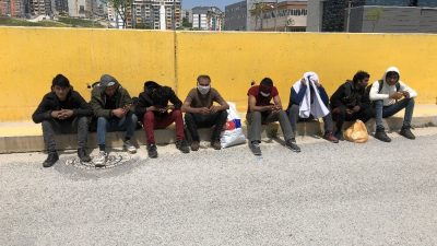 Koronavirüs tedbirlerine takıldılar…İstanbul’a yürürken Bursa’da polise yakalandılar