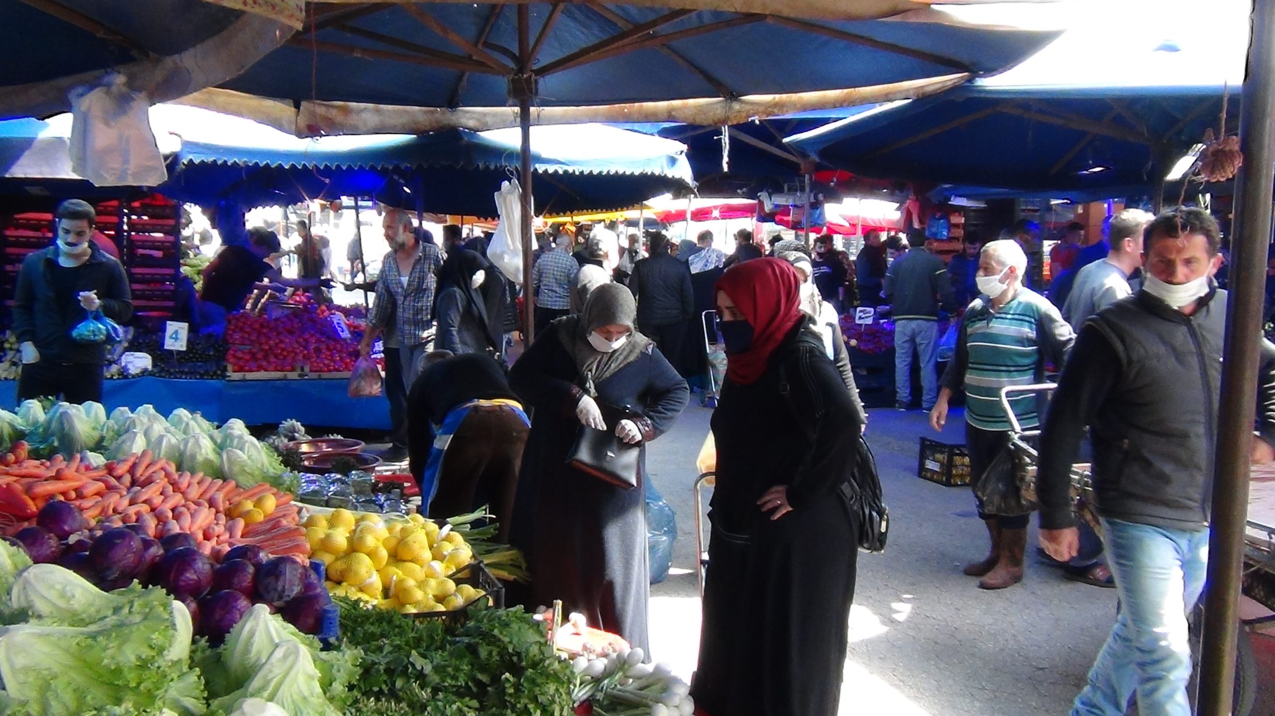 Yasak bitti, pazarlar doldu… Görüntüler Bursa’dan…