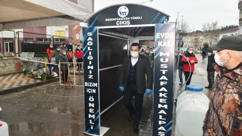 Pazara dezenfeksiyon tünelinden geçerek giriyorlar Mustafakemalpaşa Belediyesi korona virüs salgınıyla mücadele kapsamında önlemlerini arttırmaya devam