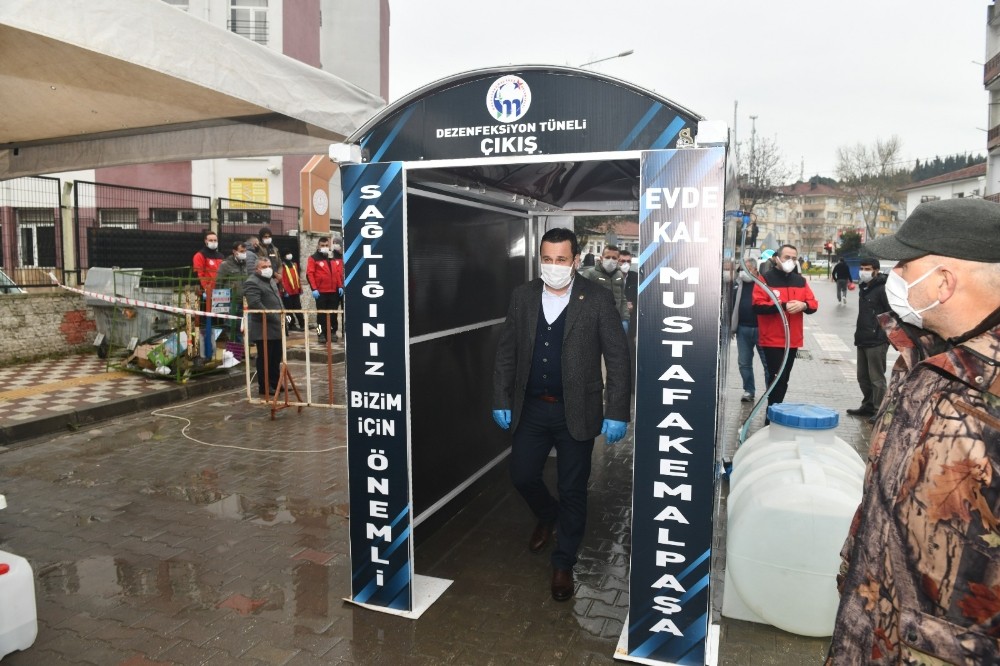 Pazara dezenfeksiyon tünelinden geçerek giriyorlar