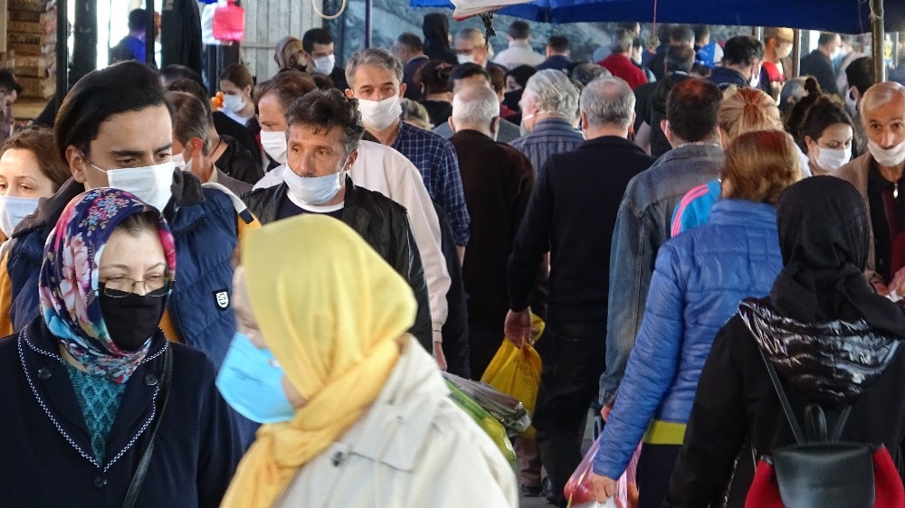 Bursalılar pazarlara akın etti