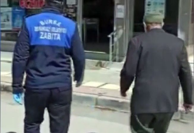 Bursa’da 88 yaşındaki bir amca poşeti maske yaparak ilaç almak