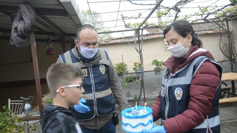 Mustafakemalpaşa İlçe Emniyet Müdürlüğü ekipleri, şehir dışında görevli ailesinden ayrı