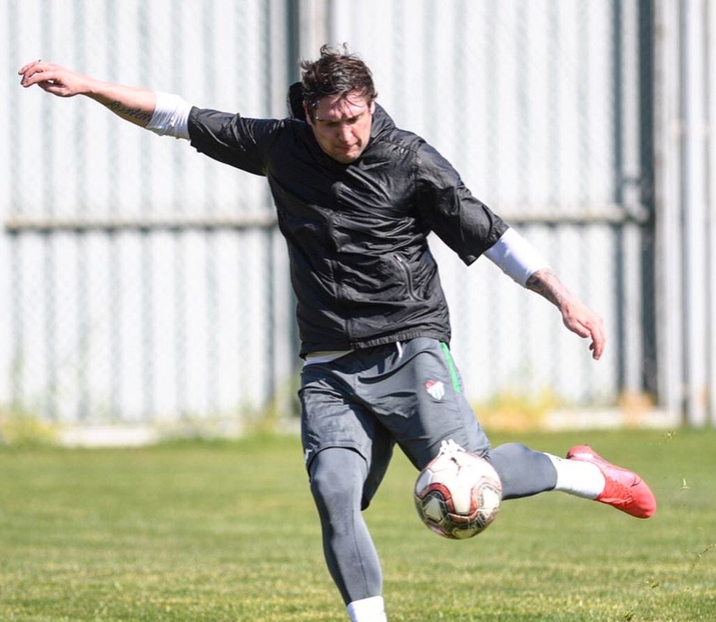 Bursaspor paylaştı… Seleznov sahaya indi… Bursaspor paylaştı… Seleznov sahaya indi…