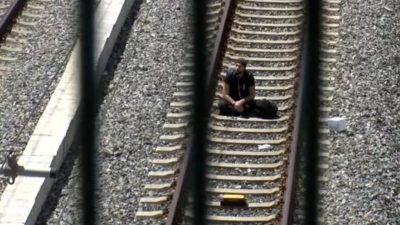 Çantasında bomba olduğunu söyleyen kişi Marmaray raylarının üzerine oturdu