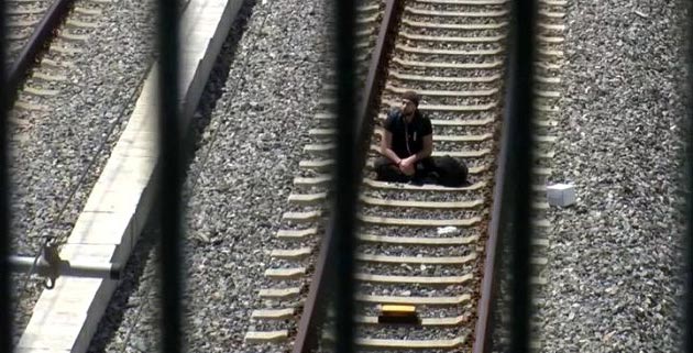 Çantasında bomba olduğunu söyleyen kişi Marmaray raylarının üzerine oturdu