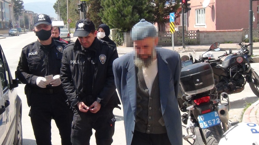 Sokağa çıktı, uyarılara aldırış etmeyince gözaltına alındı