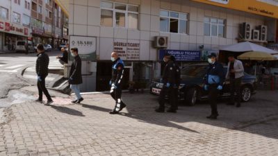 Bu ilçede 3’ten fazla kişinin yan yana yürümesi yasak