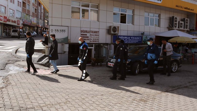 Bu ilçede 3’ten fazla kişinin yan yana yürümesi yasak