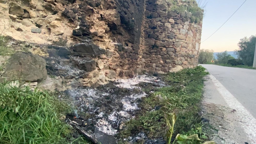 Bursa’da tarihi surlara zeytin dalı yakıp zarar verdiler Bursa’da tarihi surlara zeytin dalı yakıp zarar verdiler
