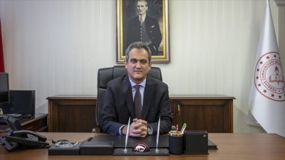 MEB’den sağlık çalışanlarına günde 10 bin adet tek kullanımlık önlük