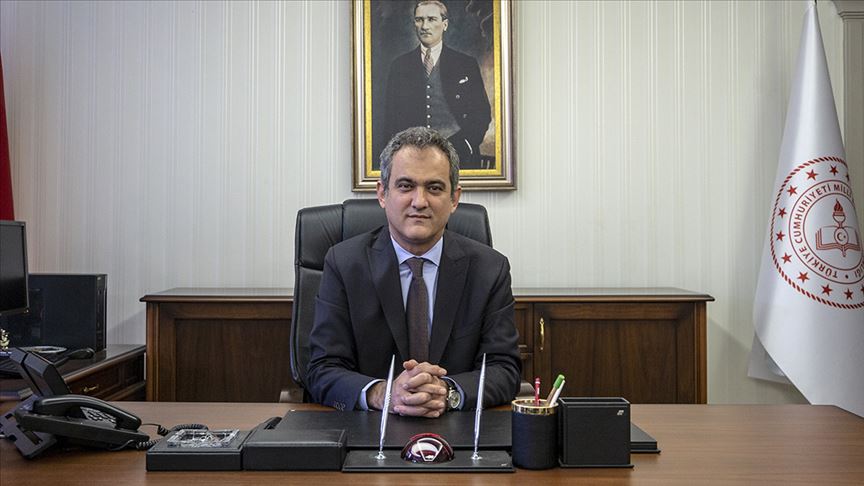 MEB’den sağlık çalışanlarına günde 10 bin adet tek kullanımlık önlük