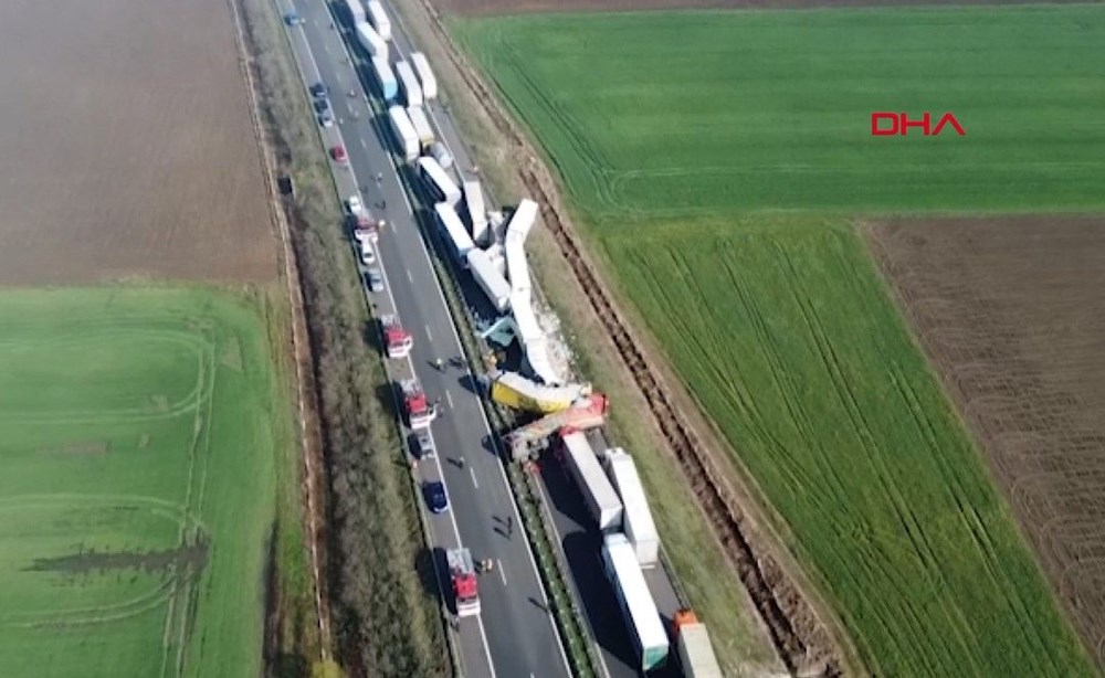 22 TIR birbirine girdi: 1’i Türk, 2 ölü 22 TIR birbirine girdi: 1’i Türk, 2 ölü