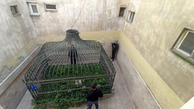 Bursa’da apartman arasına sıkışmış türbe… Sadece bilenler gidiyor…