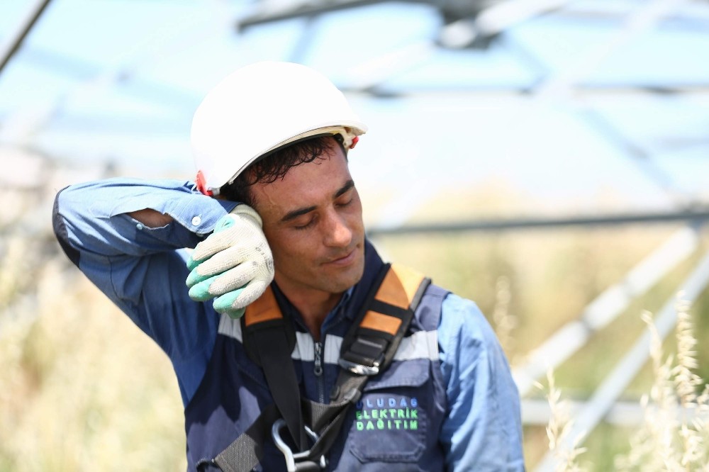 Uedaş saha ekipleri hayatı aydınlatıyor Uedaş saha ekipleri hayatı aydınlatıyor