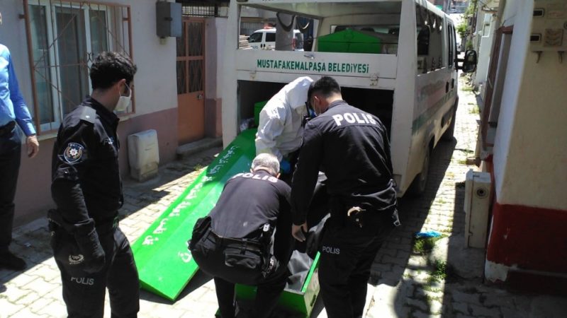 Yalnız yaşayan adam evinde ölü bulundu Bursa’da yalnız yaşayan Lütfü Durmuş (79) evinde ölü bulundu.