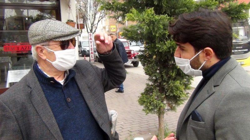 Bursa’nın İnegöl ilçesinde bazı yaşlı vatandaşların dışarıda gezmeleri dikkati çekiyor.
