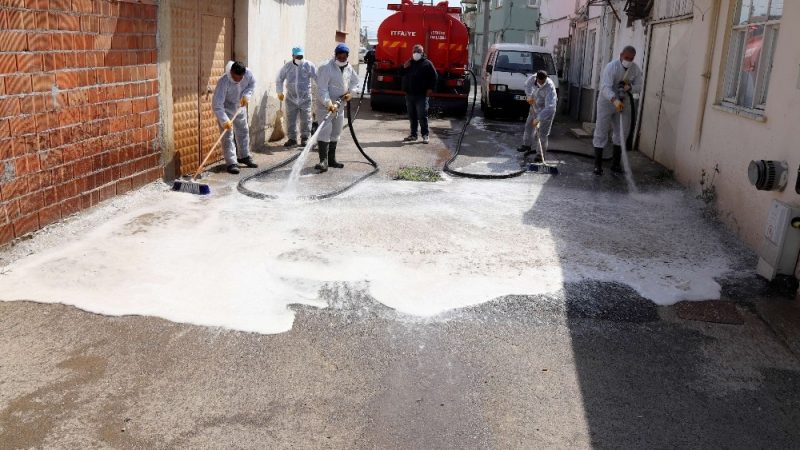 Yenişehir’de virüse karşı topyekün mücadele Bursa’nın Yenişehir ilçesinde tüm mahalleler dezenfektan ve köpüklü su ile