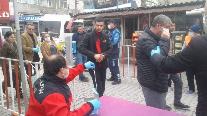 Zabıta ekipleri pazar yerine maskesiz girişlere izin vermedi Mustafakemalpaşa Belediyesi Zabıta Müdürlüğü ekipleri, korona virüs sebebiyle pazar yerine