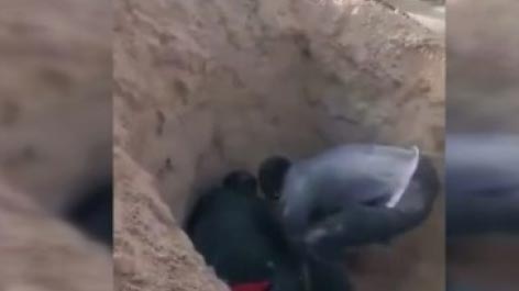 Tüyler ürpertici olay! Felçli annesini diri diri toprağa gömdü