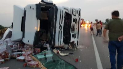 Bursa’da TIR devrildi, karayolu trafiğe kapandı