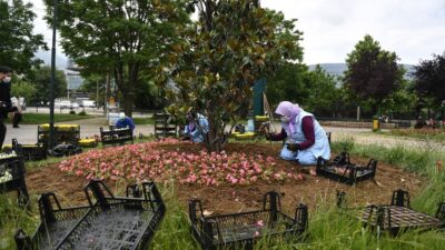 Osmangazi Belediyesi’nden 200 bin çiçek…