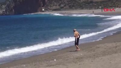 Yasağa rağmen çırılçıplak denize girdi